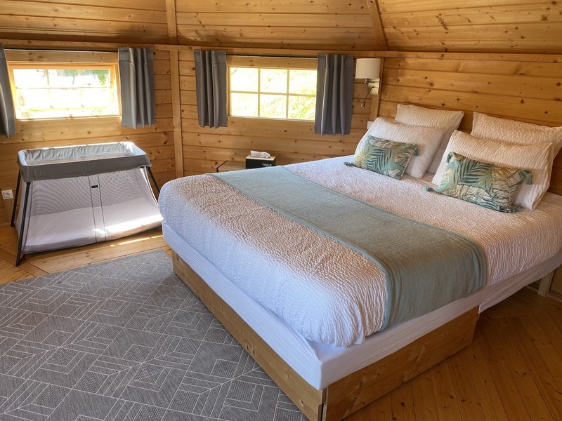 Kota couple avec lit bébé